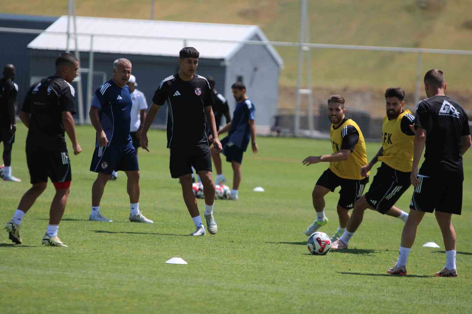 İsmet Taşdemir: "3 oyuncuyu kadromuza kattık, 3 oyuncu daha transfer etmeyi d&uuml;ş&uuml;n&uuml;yoruz"

