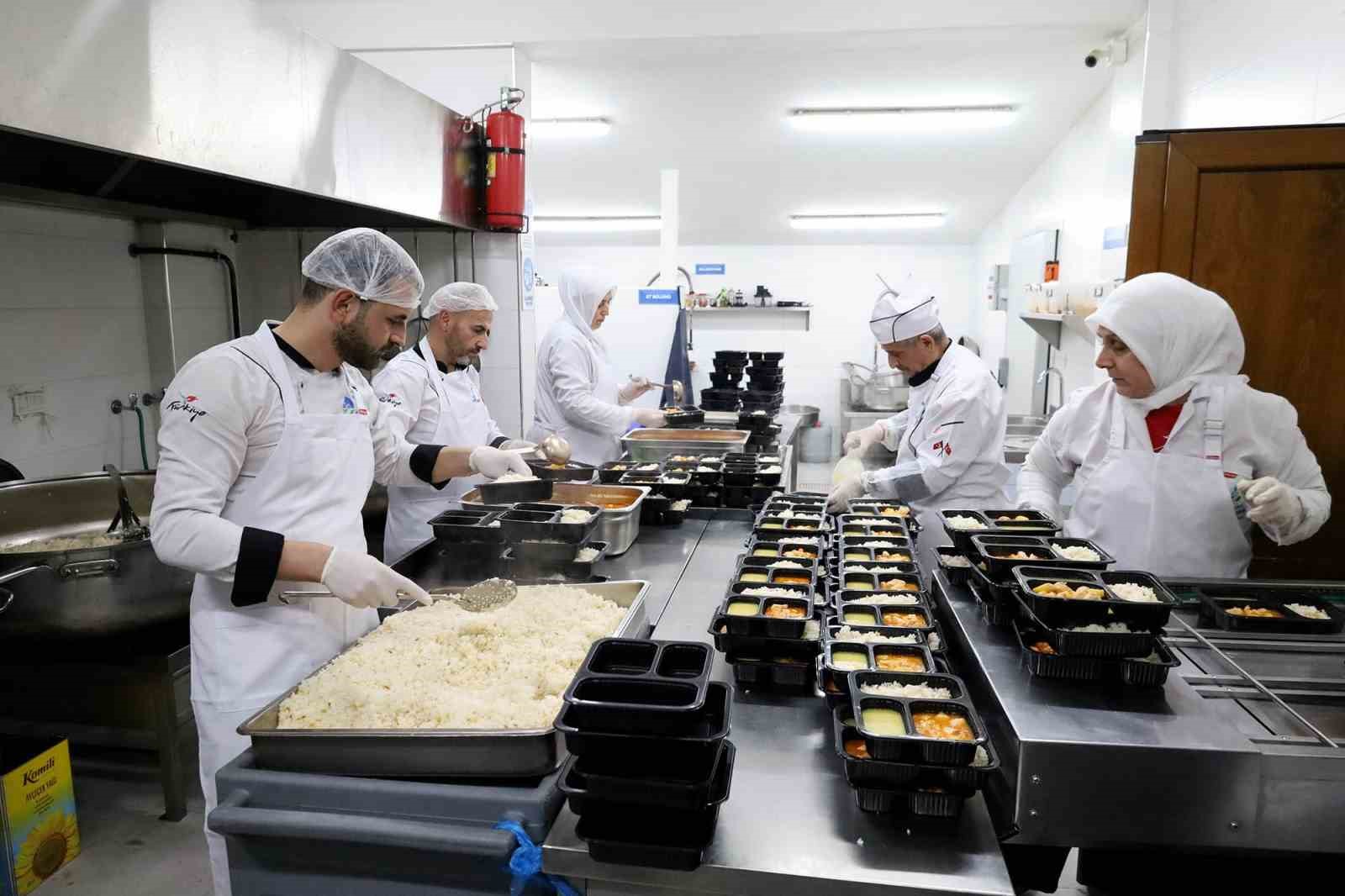 Sakarya’da yüzlere tebessüm olan en lezzetli yemekler bu kazanda pişiyor