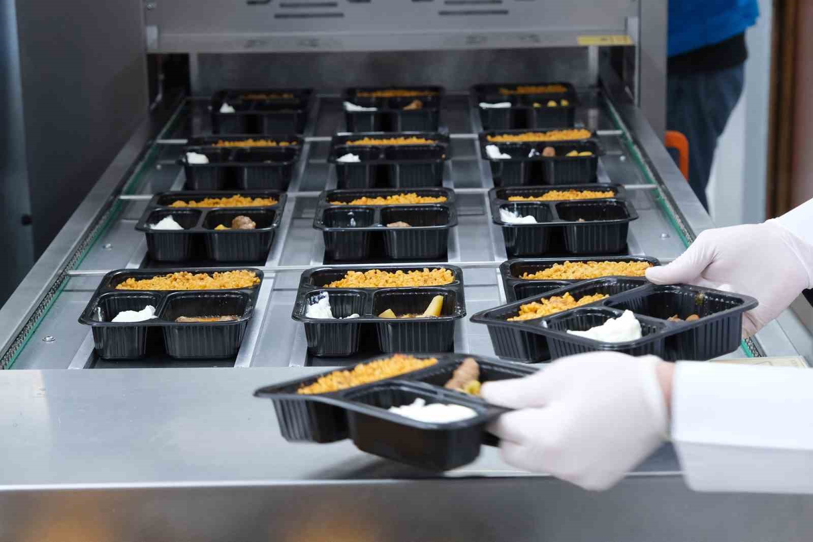 Sakarya’da yüzlere tebessüm olan en lezzetli yemekler bu kazanda pişiyor