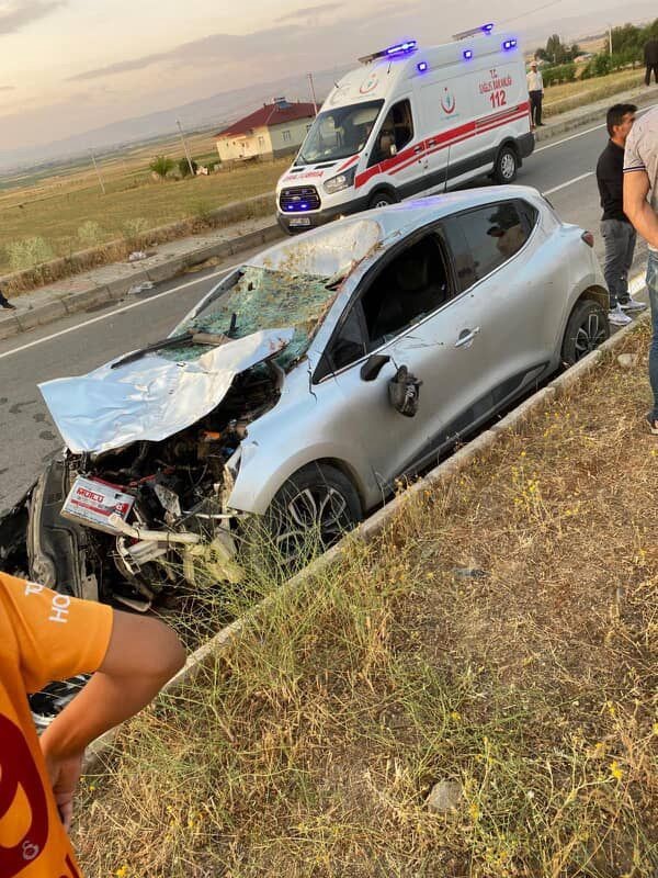 Muş’ta otomobil ineğe çarptı, 1 kişi yaralandı