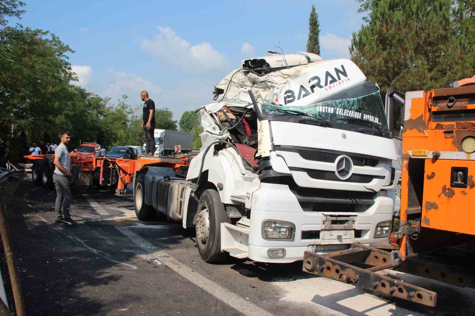 Anadolu Otoyolu’nda tır devrildi: Sürücü kazayı yara almadan atlattı