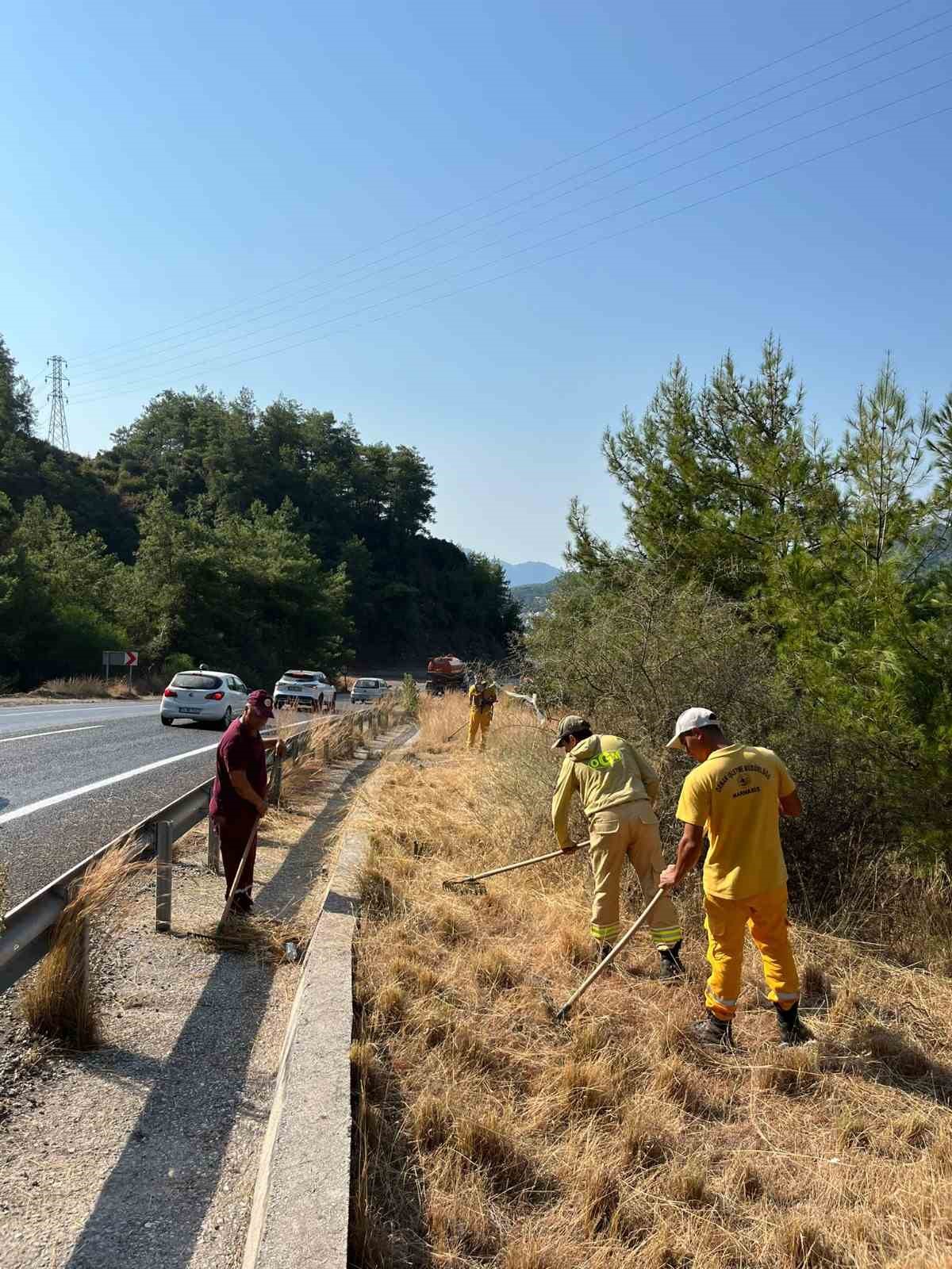 Marmaris’te yol kenarlarında yangınlara önlemler dahilinde ot temizliği yapıldı