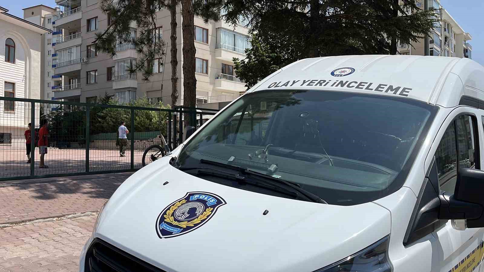 Çocukların çöpte bulduğu tabanca ekipleri harekete geçirdi