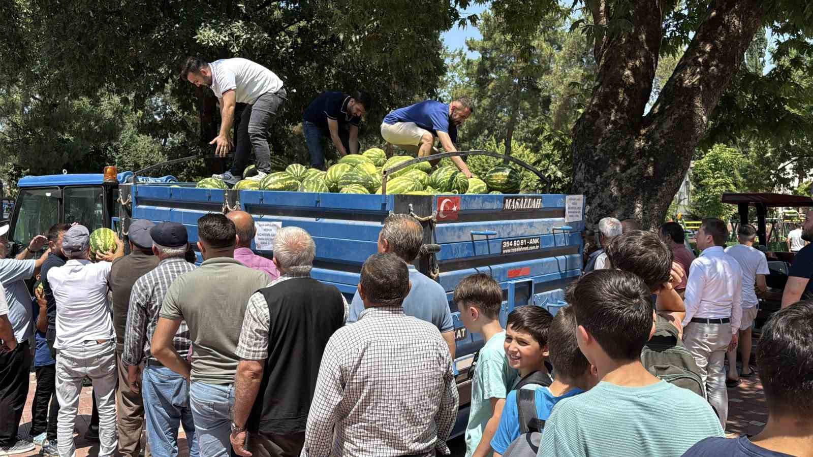 Tokatlı genç, dedesinin hayrına tonlarca karpuz dağıttı