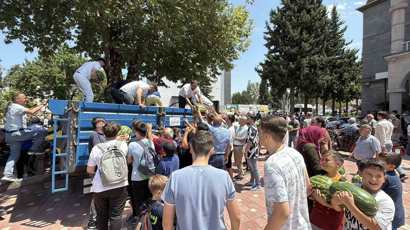 Tokatlı genç, dedesinin hayrına tonlarca karpuz dağıttı
