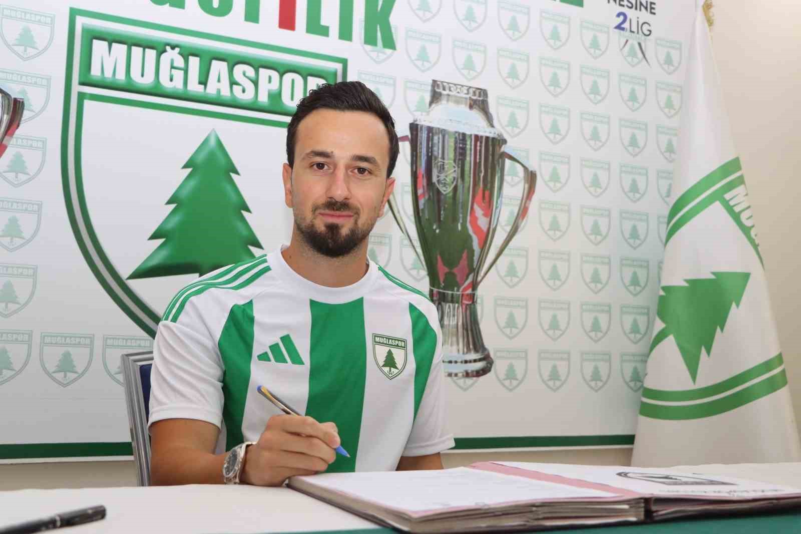 Muğlaspor Şahintürk ile imzaladı