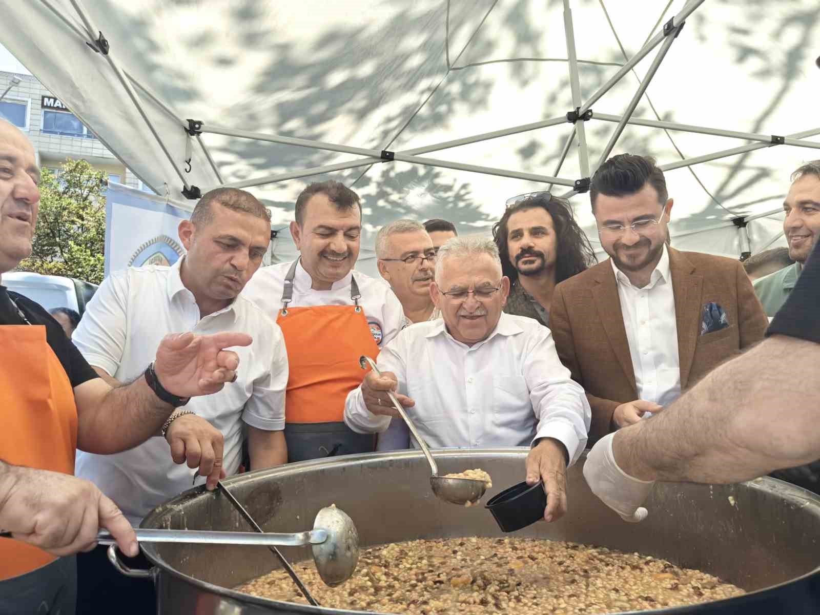 Lokantacılar Odası’ndan 10 bin kişiye aşure