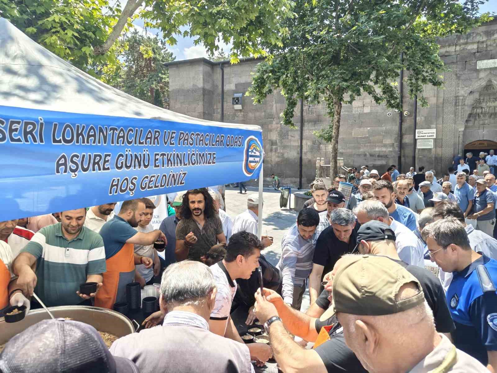 Lokantacılar Odası&rsquo;ndan 10 bin kişiye aşure
