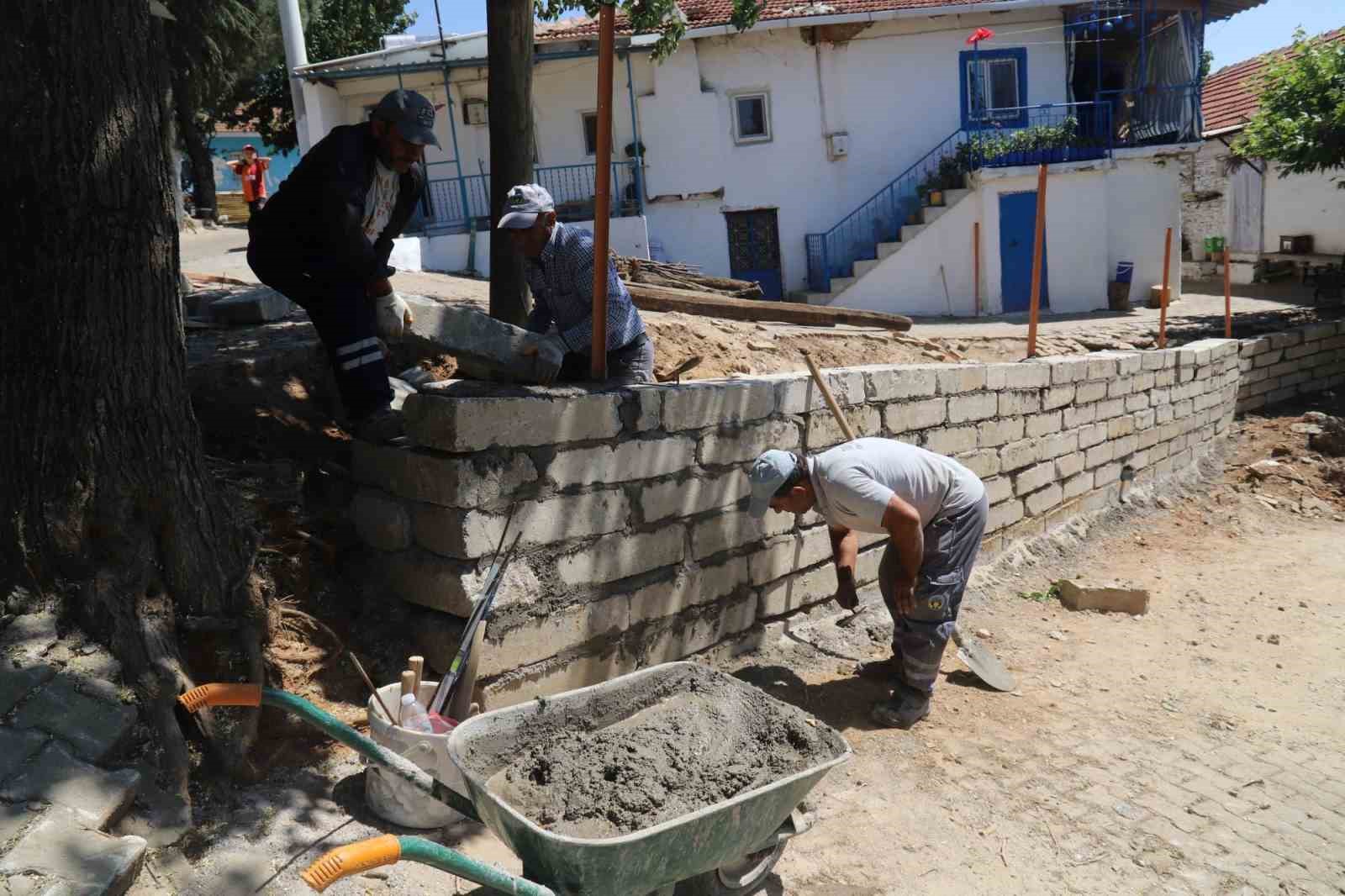 Turgutlu Belediyesi Fen İşleri M&uuml;d&uuml;rl&uuml;ğ&uuml;nden eş zamanlı ve yoğun yol mesaisi
