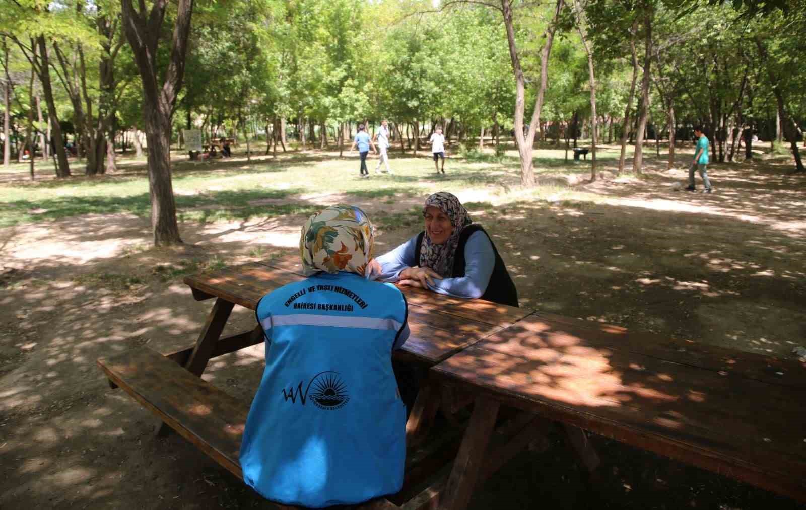 Van Büyükşehir Belediyesi yaşlılara moral gezisi düzenledi