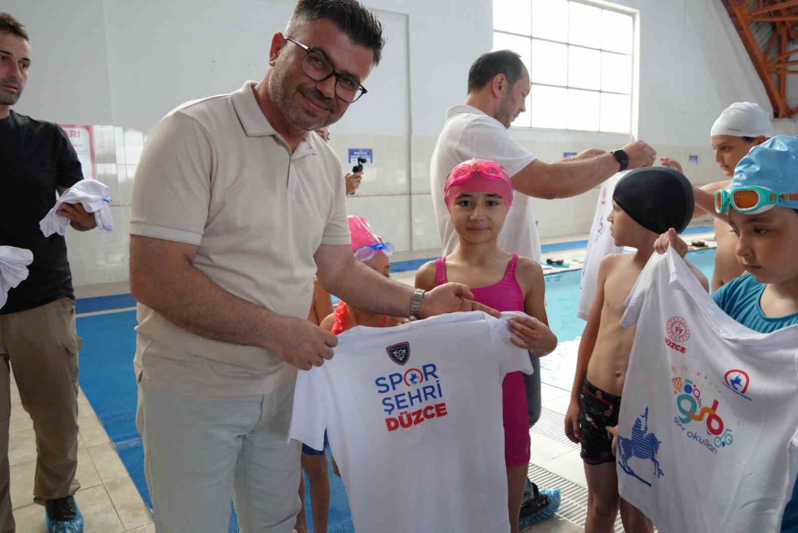 Yaz Spor Okulları sporcularına hediye