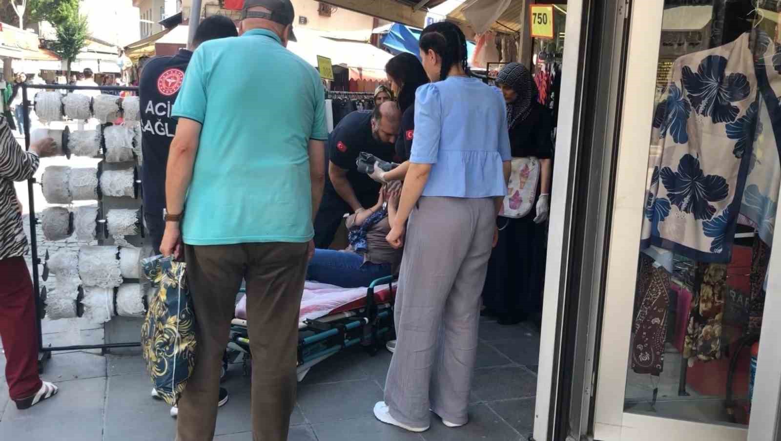 Giyim mağazası önünde aniden bayıldı, hastaneye kaldırıldı