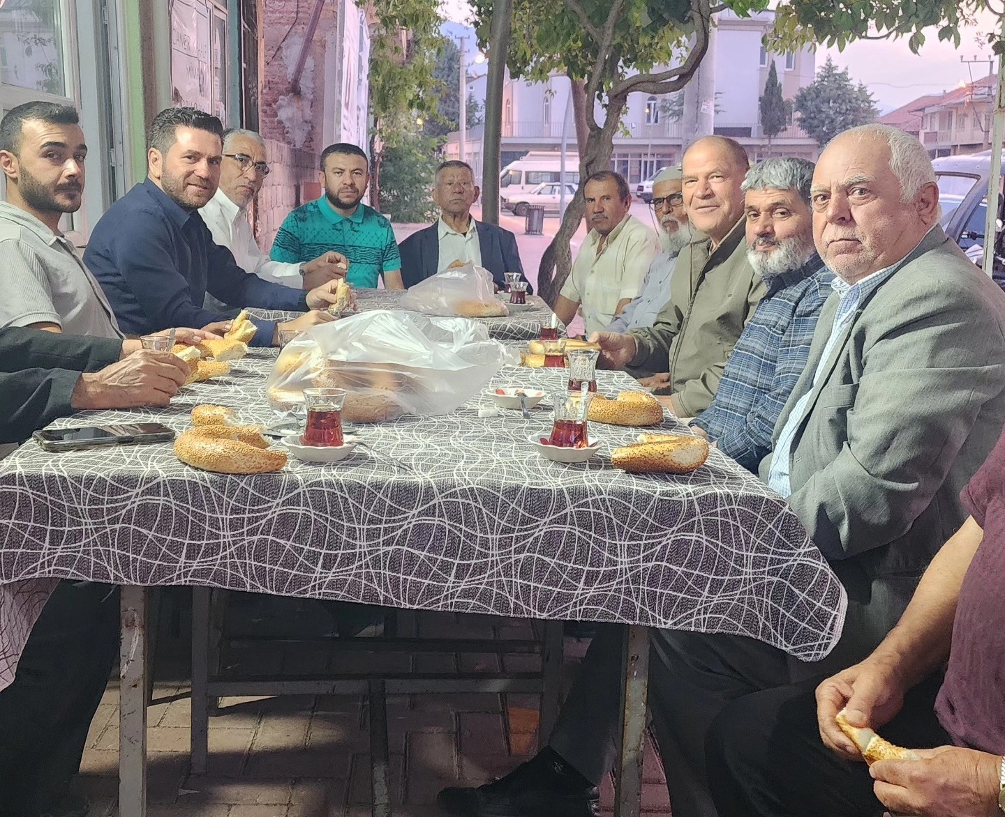 Vatandaşla sabah namazında buluşan Başkan Tatık’tan çocuklara müjde