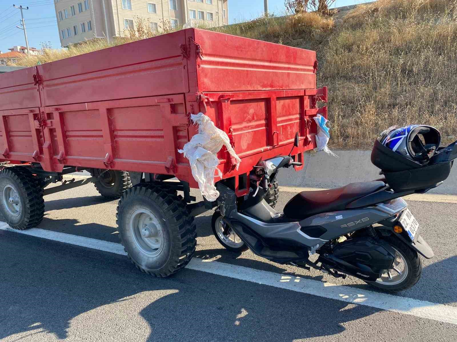 İpsala’da traktör römorkuna çarpan motosikletin sürücüsü yaralandı