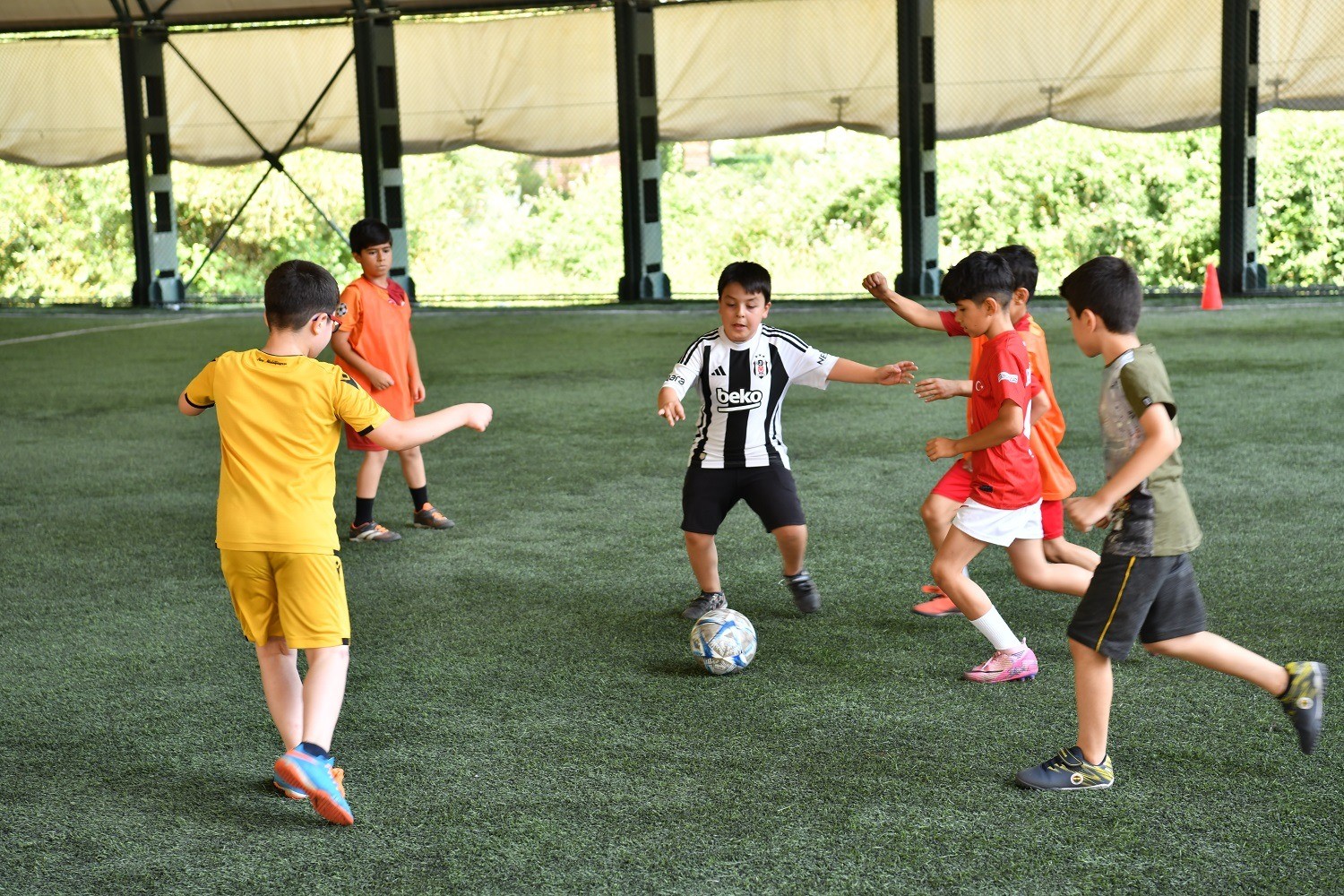 Geleceğin yıldızları Yeşilyurt Belediyesi futbol kursunda yetişiyor