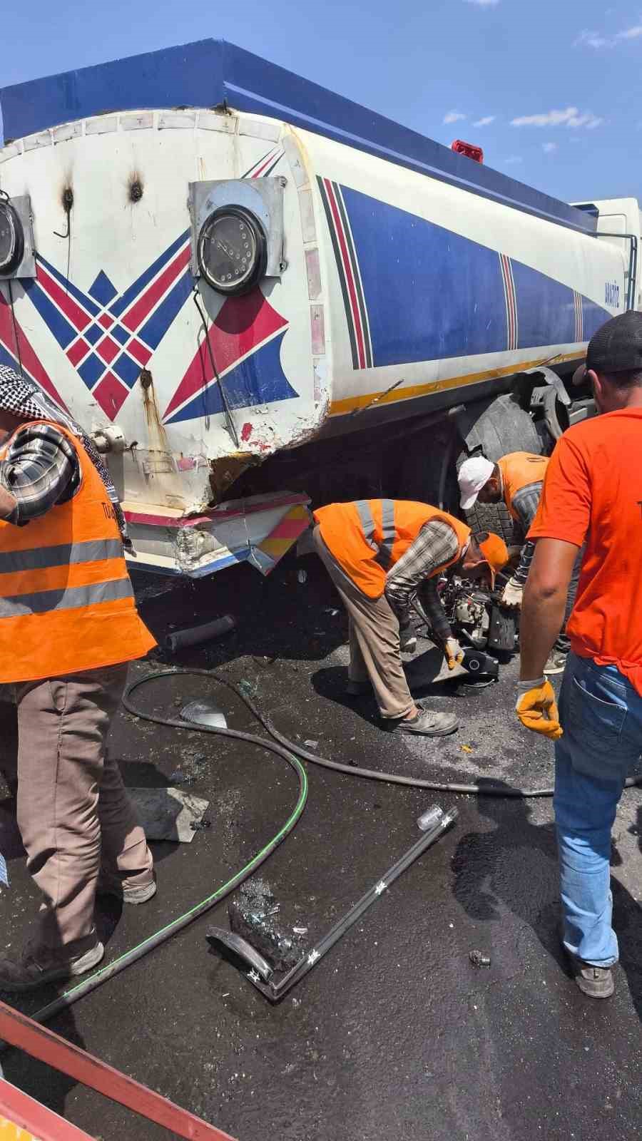 Şanlıurfa otomobil sulama tankerine çarptı: 1 ölü