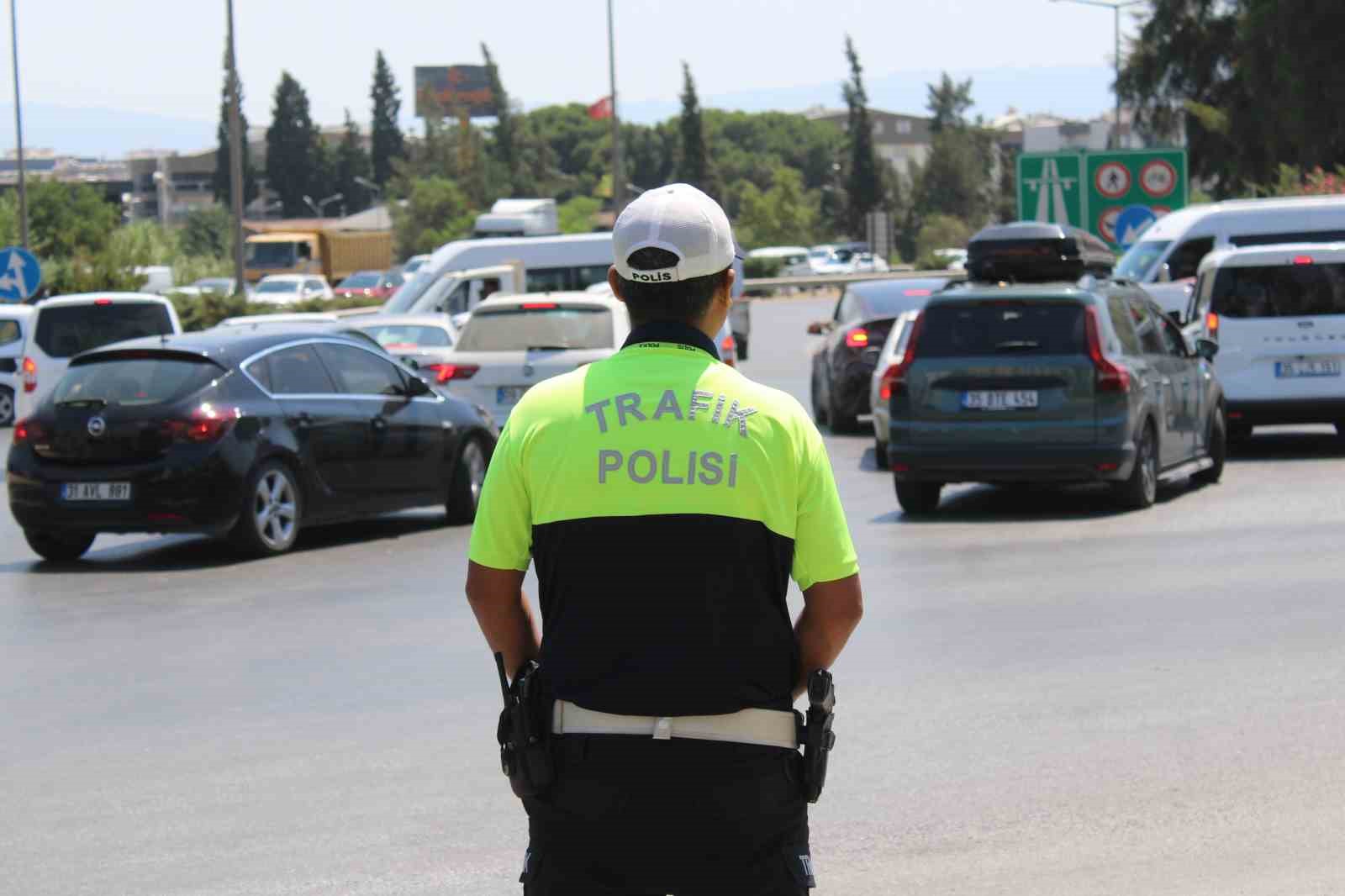 Yangın sonrası otoban girişinde ara&ccedil; yoğunluğu oluştu
