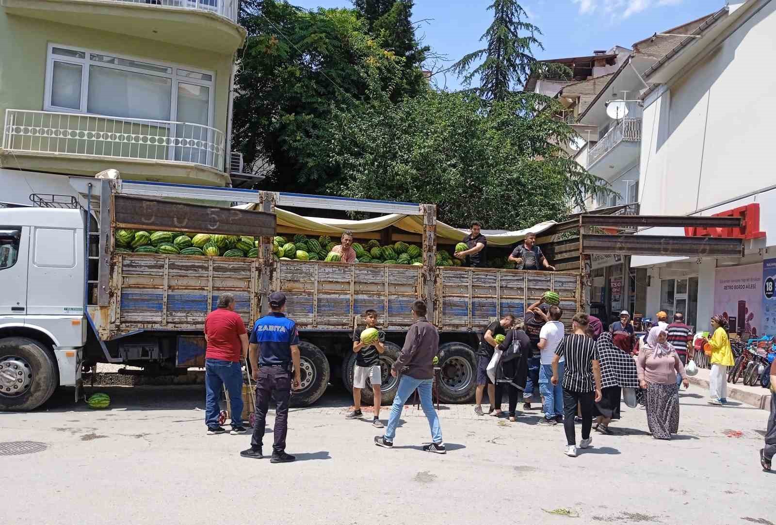 Hayırsever iş adamı vatandaşlara ücretsiz 20 ton karpuz dağıttı