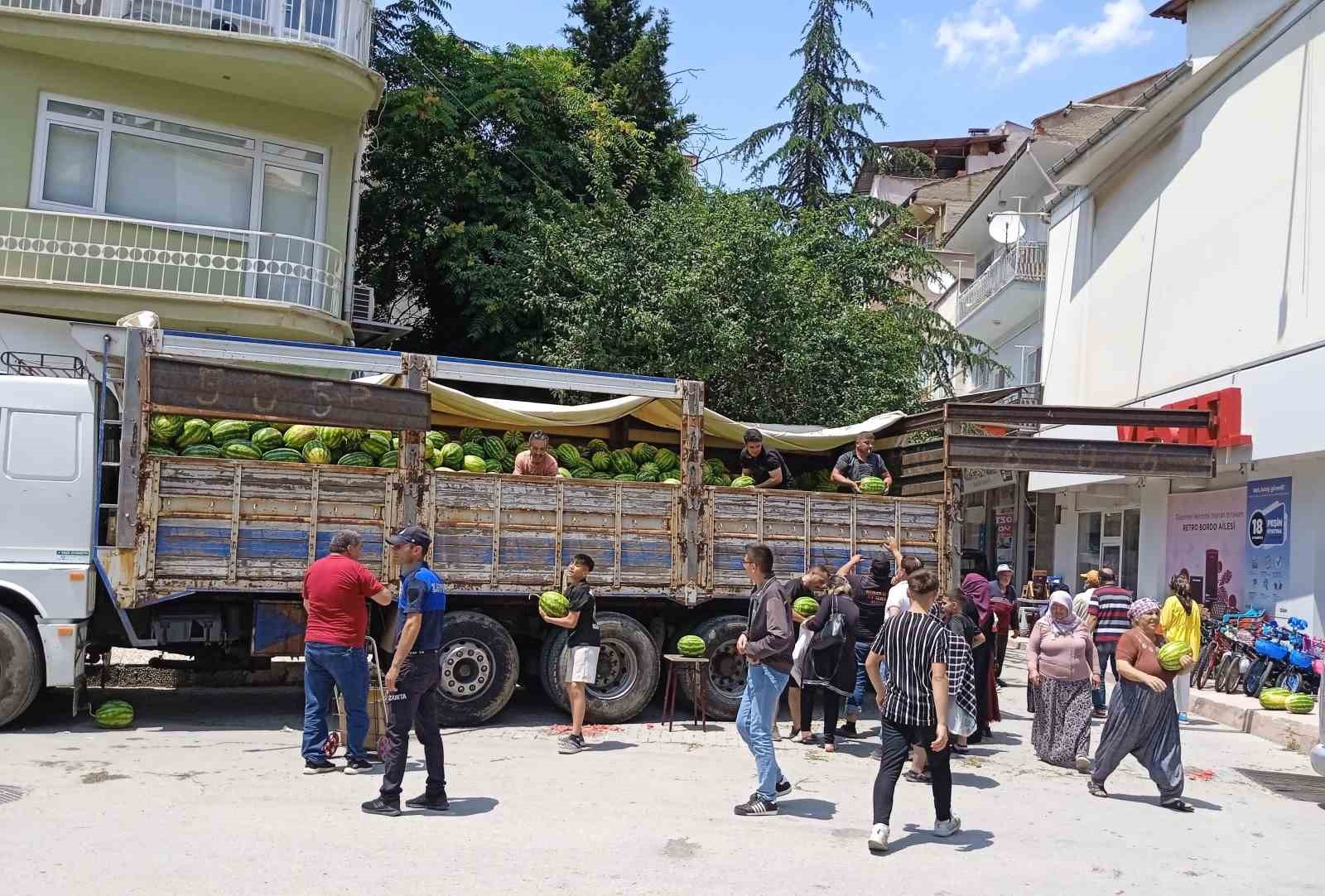 Hayırsever iş adamı vatandaşlara ücretsiz 20 ton karpuz dağıttı