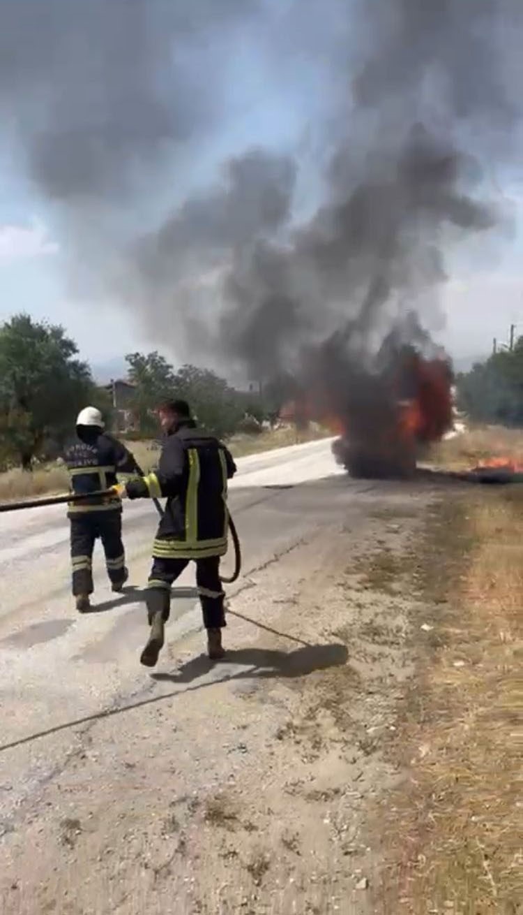 Burdur’da seyir halindeki araç yandı