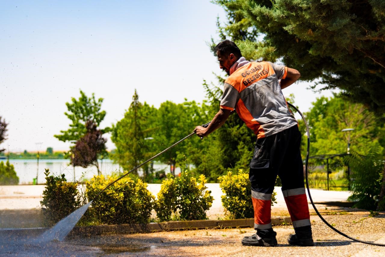 Atatürk Sahil Parkı’nda temizlik ve bakım çalışması yapıldı