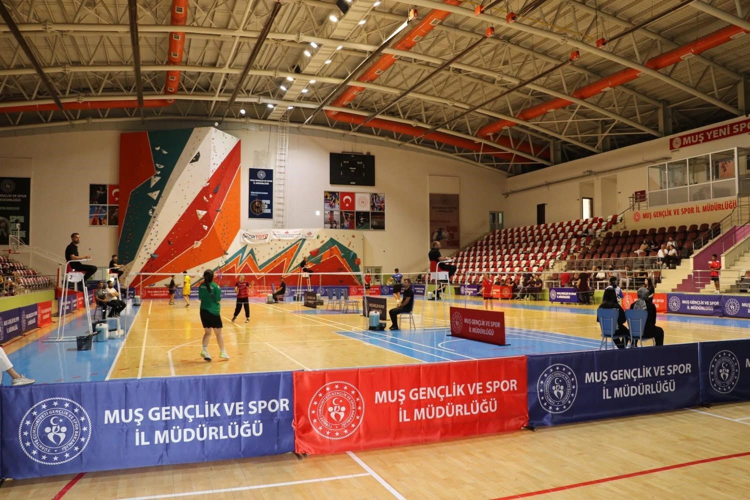 Badmintonun yıldızları Muş’ta buluştu