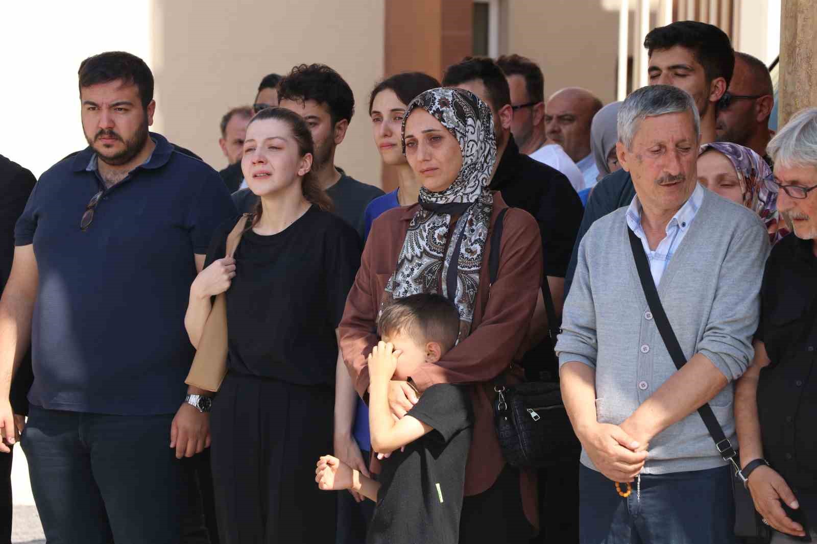 Trafik kazasında hayatını kaybeden eski Bitlis Valisi Karaömeroğlu’nun cenazesi törenle Ankara’ya uğurlandı