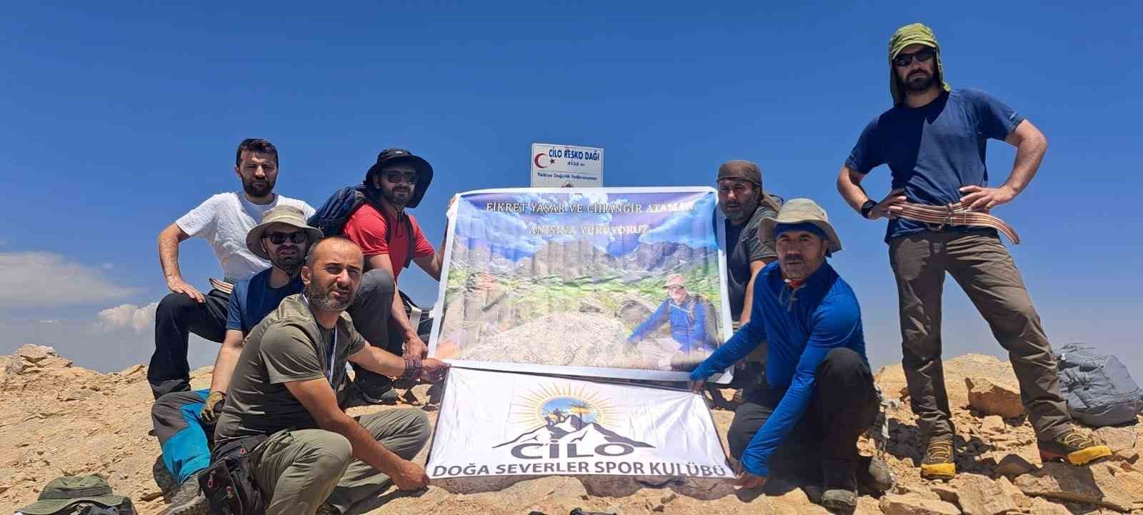 Yüksekovalı dağcılar Türkiye’nin ikinci en yüksek noktasına zirve tırmanışı yaptı