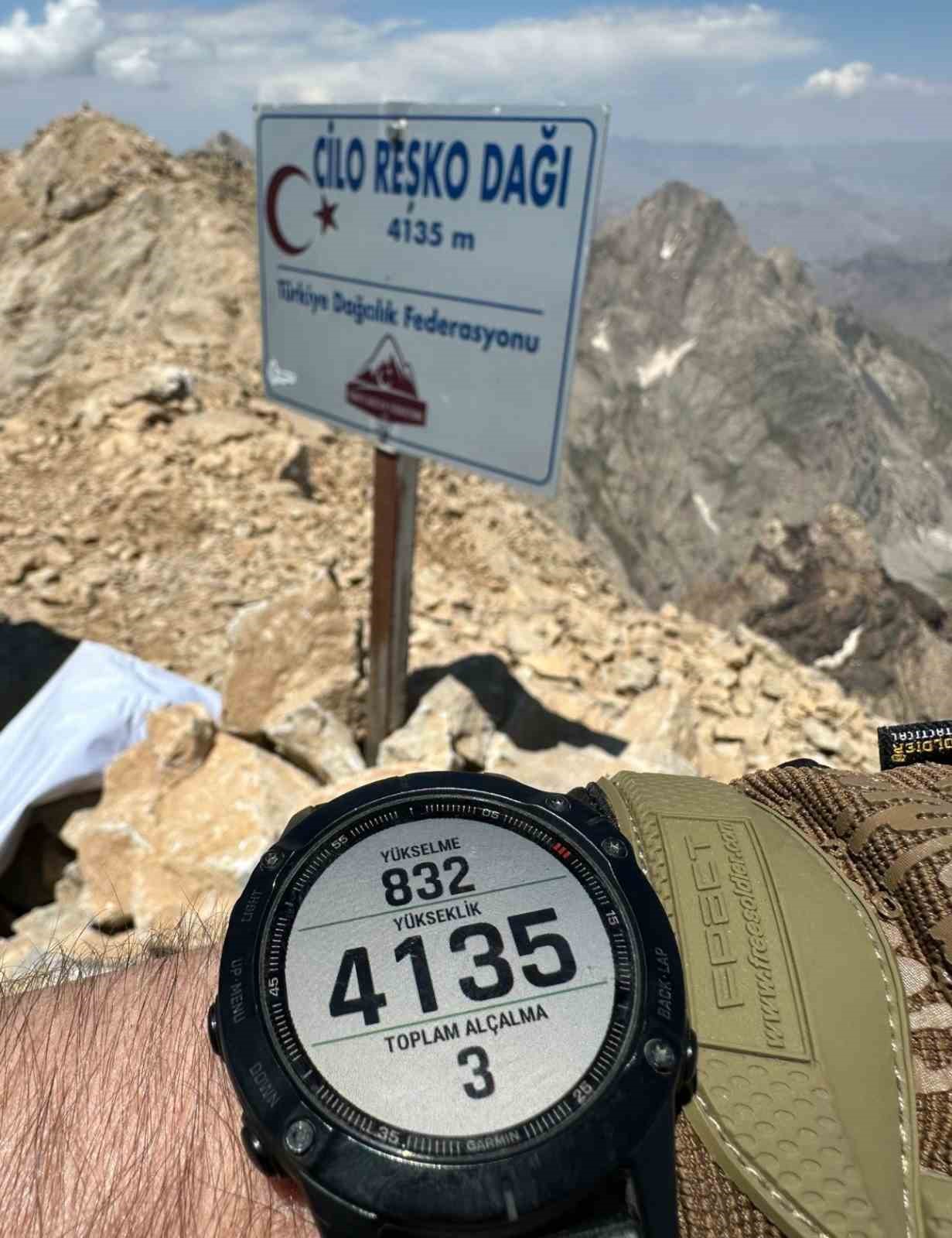 Yüksekovalı dağcılar Türkiye’nin ikinci en yüksek noktasına zirve tırmanışı yaptı