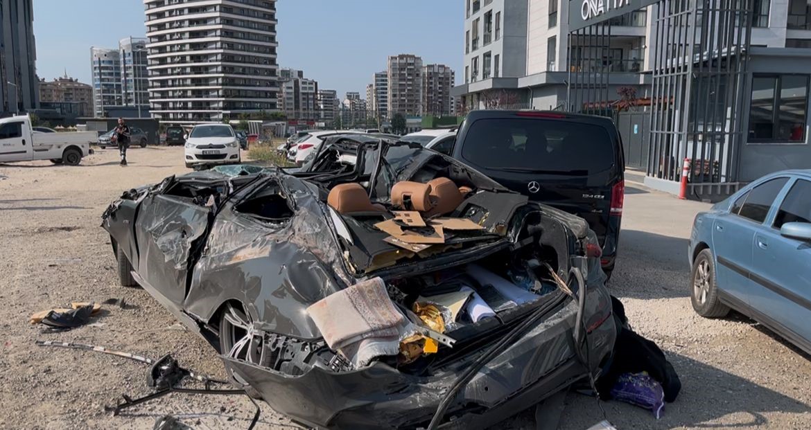 İnşaat alanında vinç devrildi, operatör mahsur kaldı