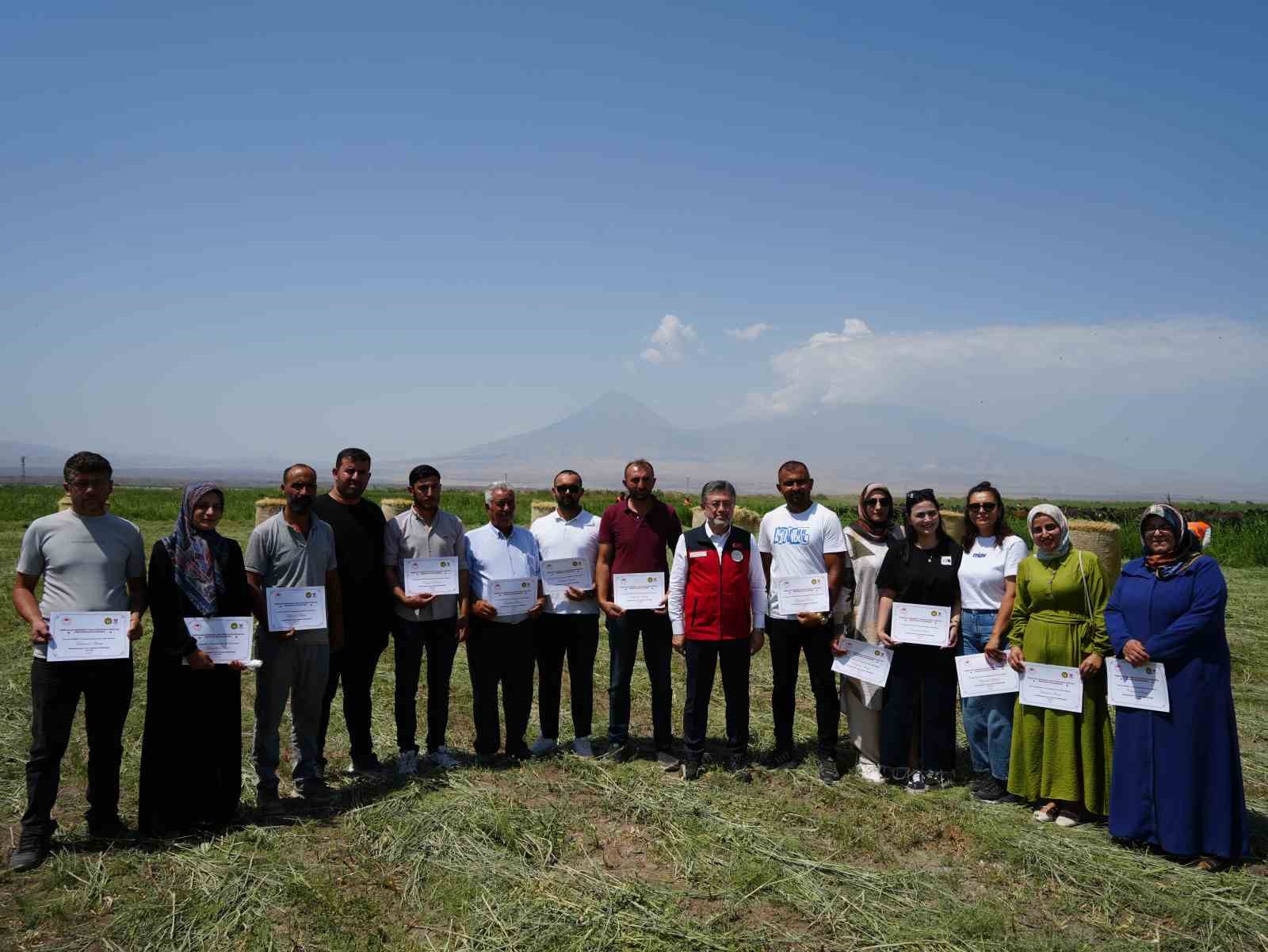 Bakan Yumaklı, Iğdır’da ’Kırsalda Bereket Hayvancılığa Destek Projesi’ kapsamında ilk hayvan teslim törenine katıldı