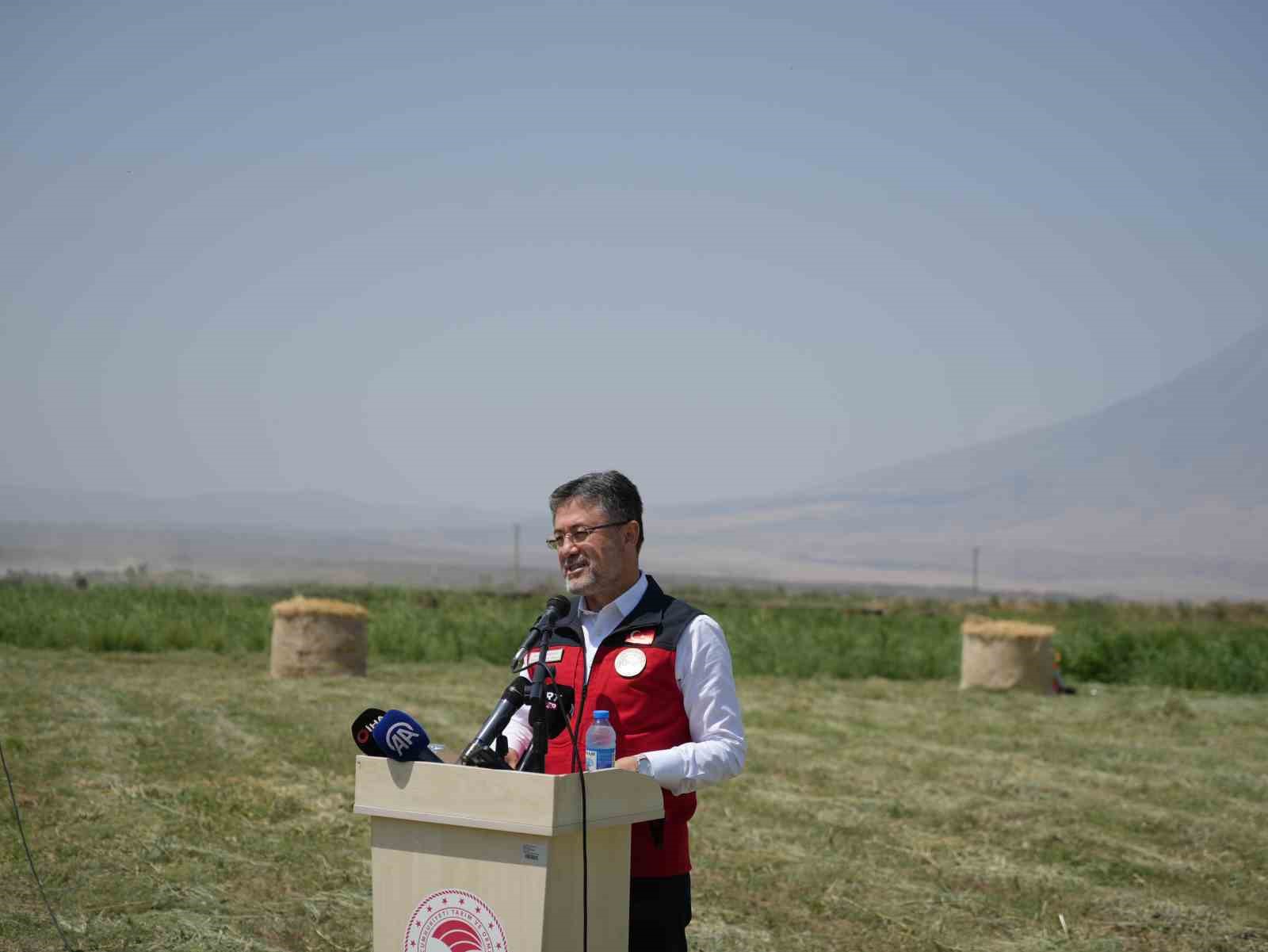 Bakan Yumaklı, Iğdır’da ’Kırsalda Bereket Hayvancılığa Destek Projesi’ kapsamında ilk hayvan teslim törenine katıldı