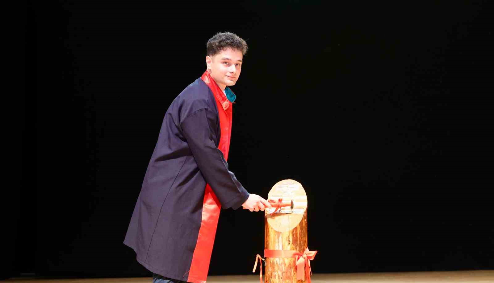 Görme engelli genç, hukuk fakültesini başarıyla bitirdi