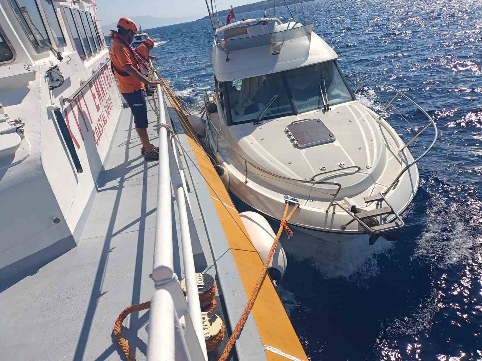 İçinde 9 kişi bulunan ve su alan tekne KIYEM ekiplerince kurtarıldı