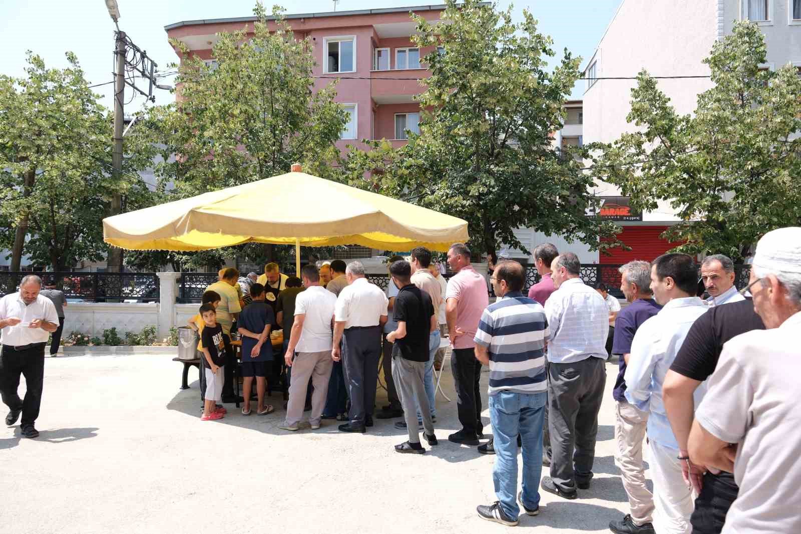 Bursalı esnaf bin 200 kişiye aşure dağıttı
