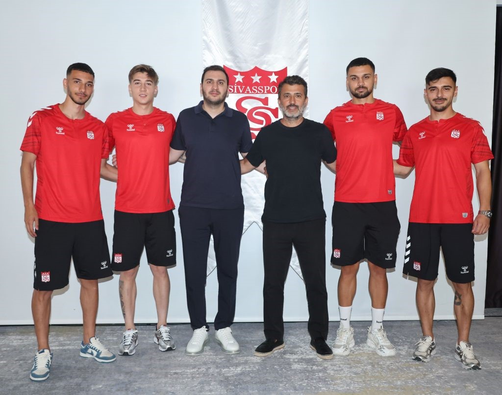 Sivasspor 4 futbolcuyu kadrosuna kattı