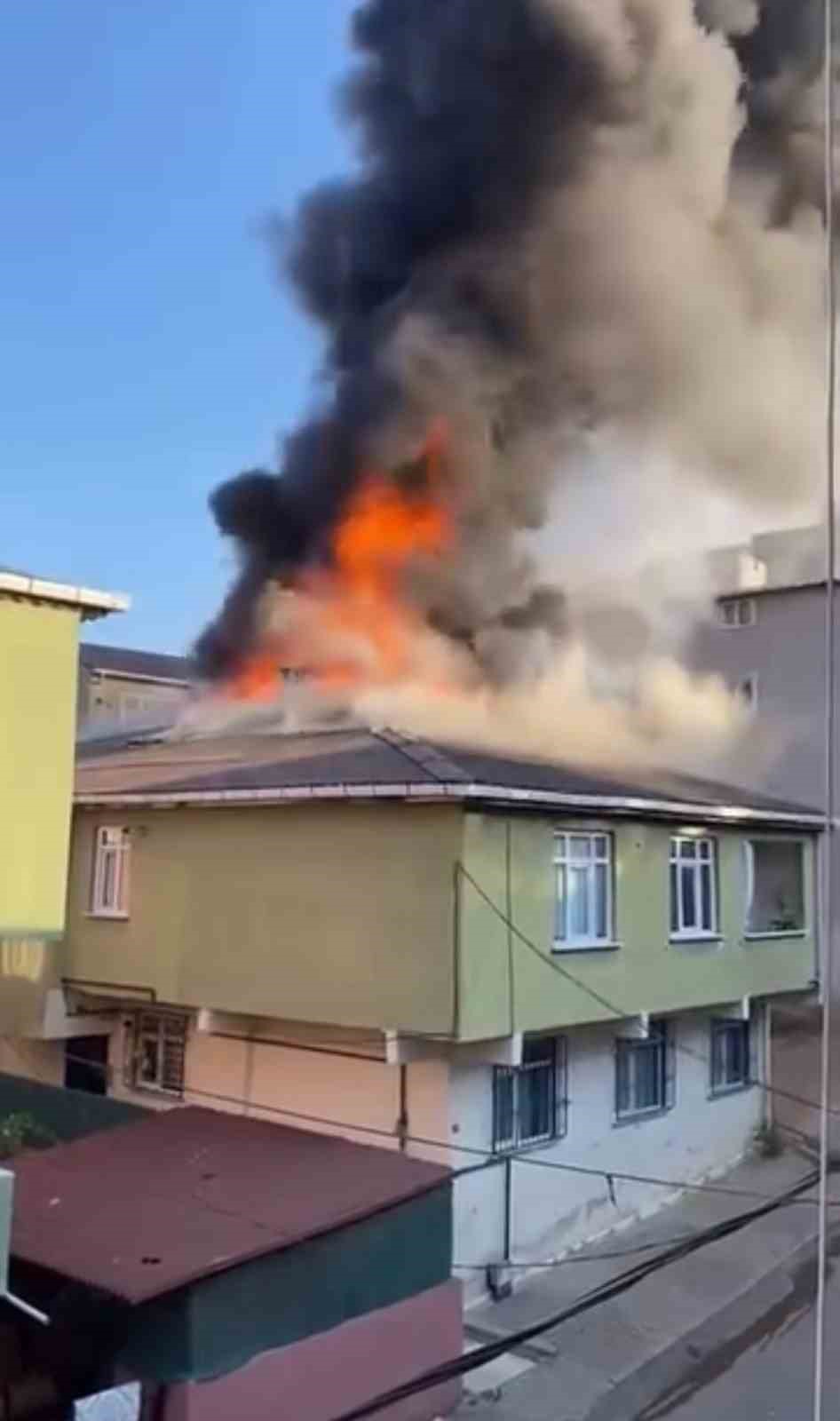 Sultanbeyli’de iki katlı binanın çatısı alevlere teslim oldu