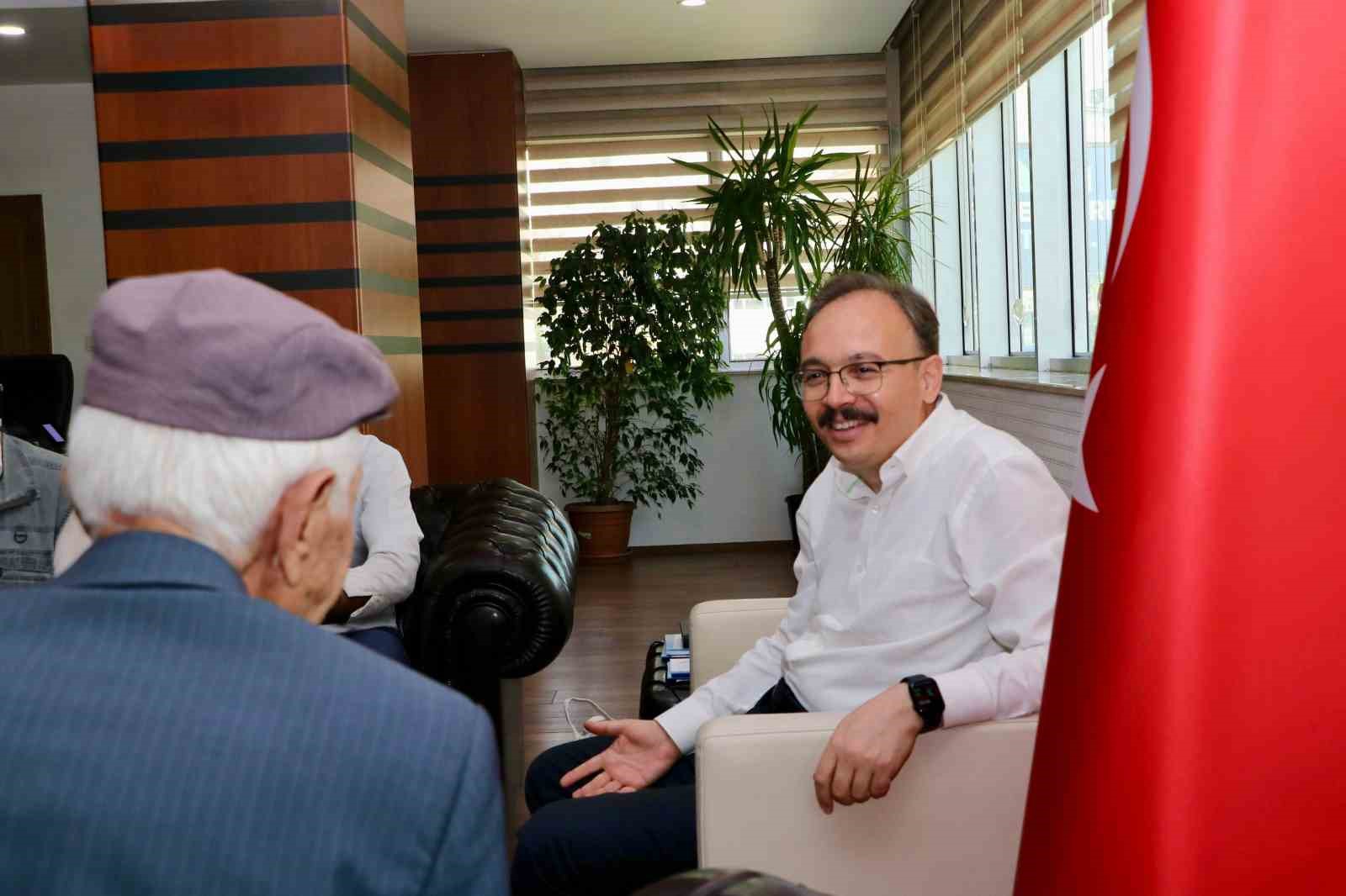 Siirt Valisi Kemal Kızılkaya, vatandaşlarla buluşmaya devam ediyor
