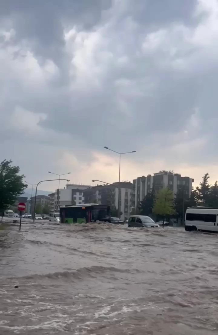 Denizli’de yollar göle döndü, sürücüler zor anlar yaşadı