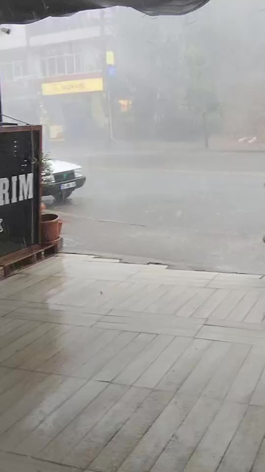 Denizli’de yollar göle döndü, sürücüler zor anlar yaşadı