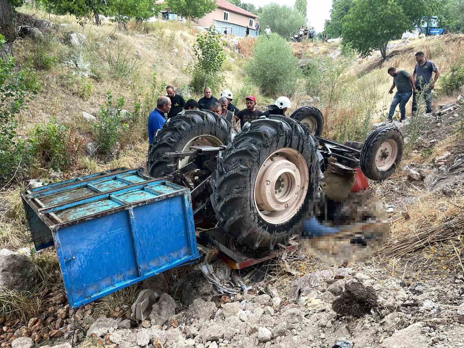 Dereye taş dökerken devrilen traktörün altında kaldı, cansız bedeni 1 saat sonra bulundu