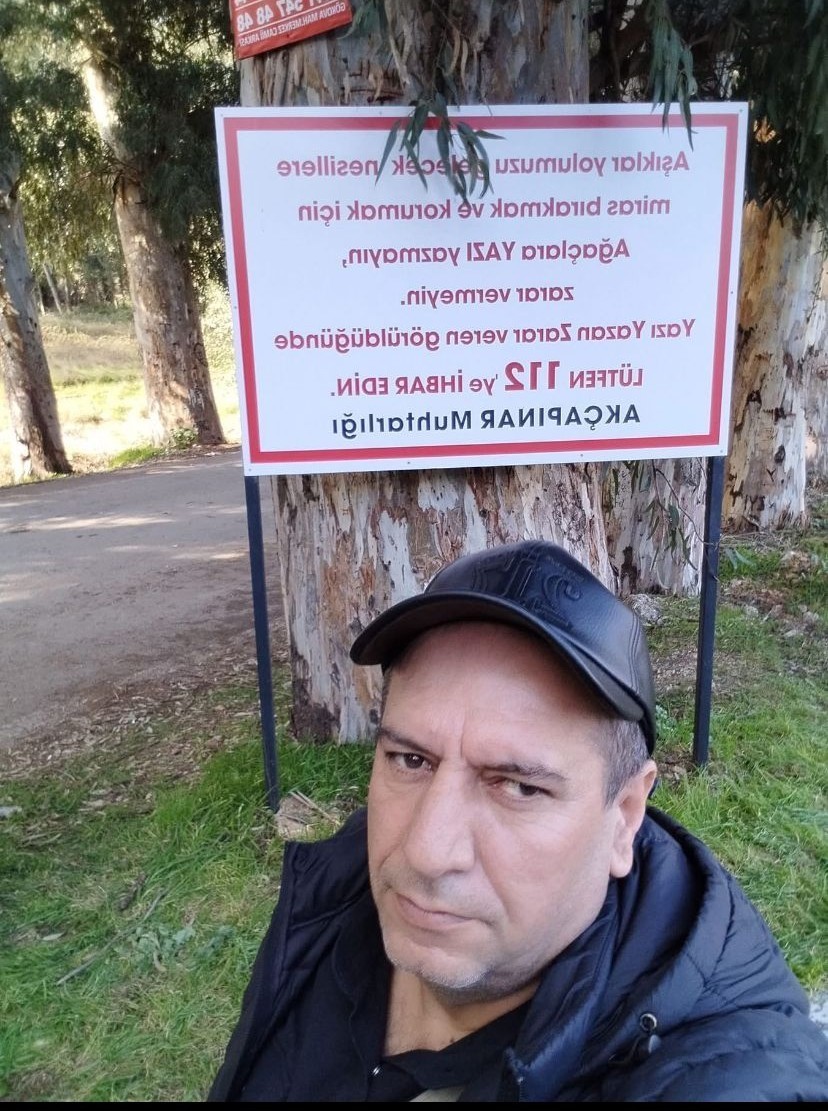 Dereye taş d&ouml;kerken devrilen trakt&ouml;r&uuml;n altında kaldı, cansız bedeni 1 saat sonra bulundu
