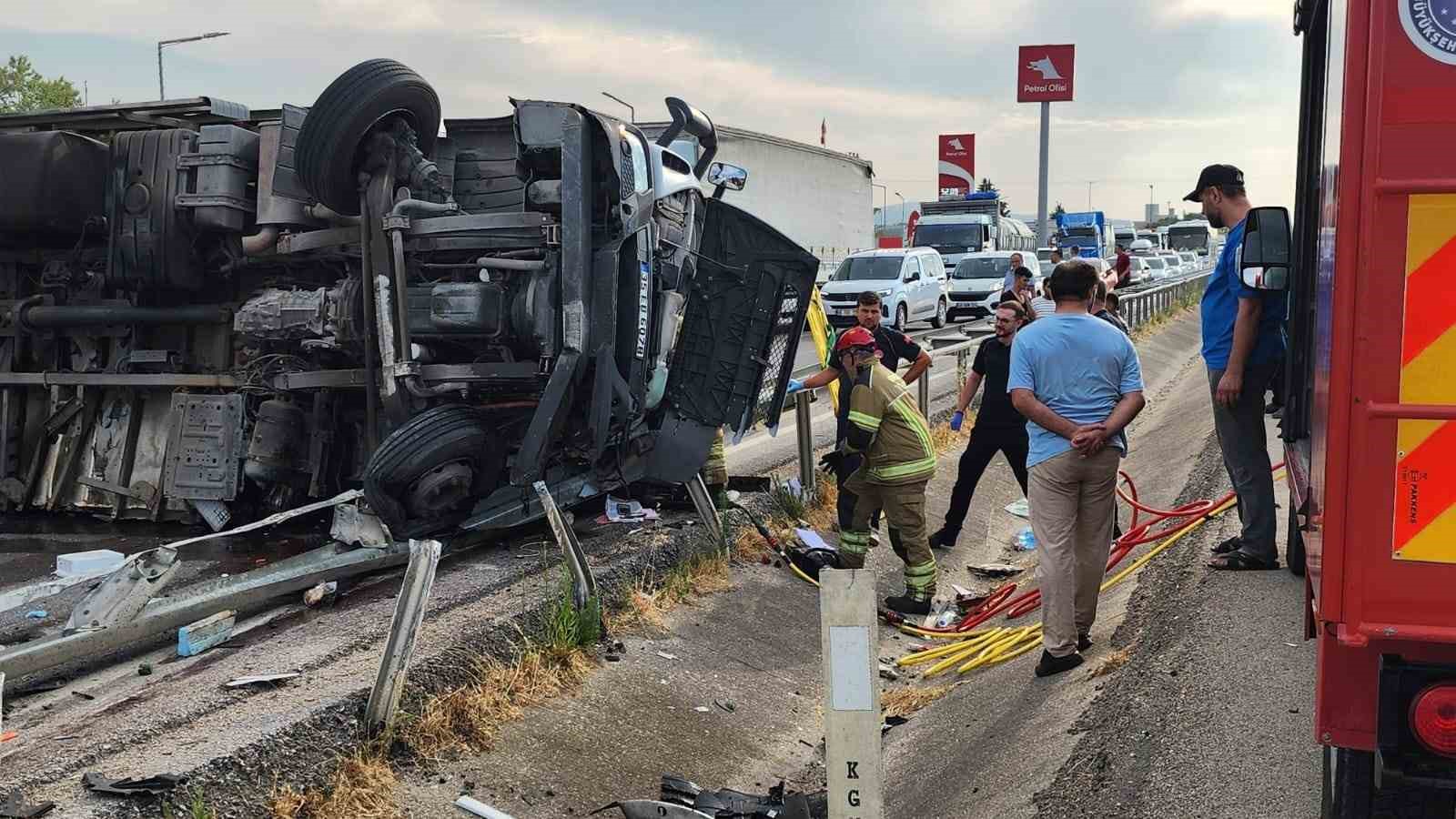 Kontrolden çıkan kamyon devrildi: 1 ağır yaralı