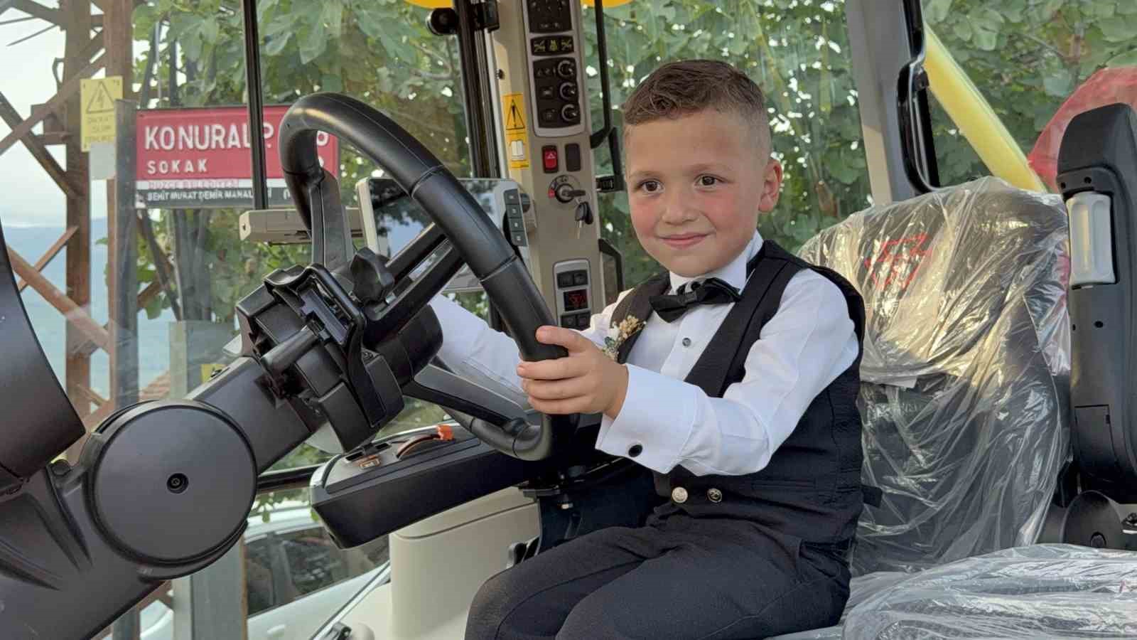 Çiftçi baba, oğlunun isteğini kırmadı, sünnet konvoyunu traktörlerle yaptı