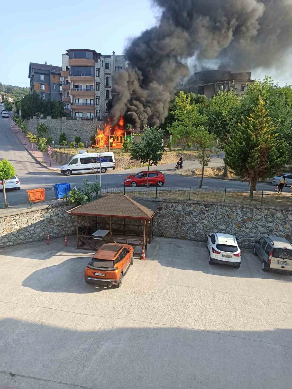 Kocaeli’de çocuk parkı alev topuna döndü