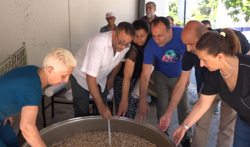Tunceli’de düzenlenen etkinlikte vatandaşlara aşure dağıtıldı