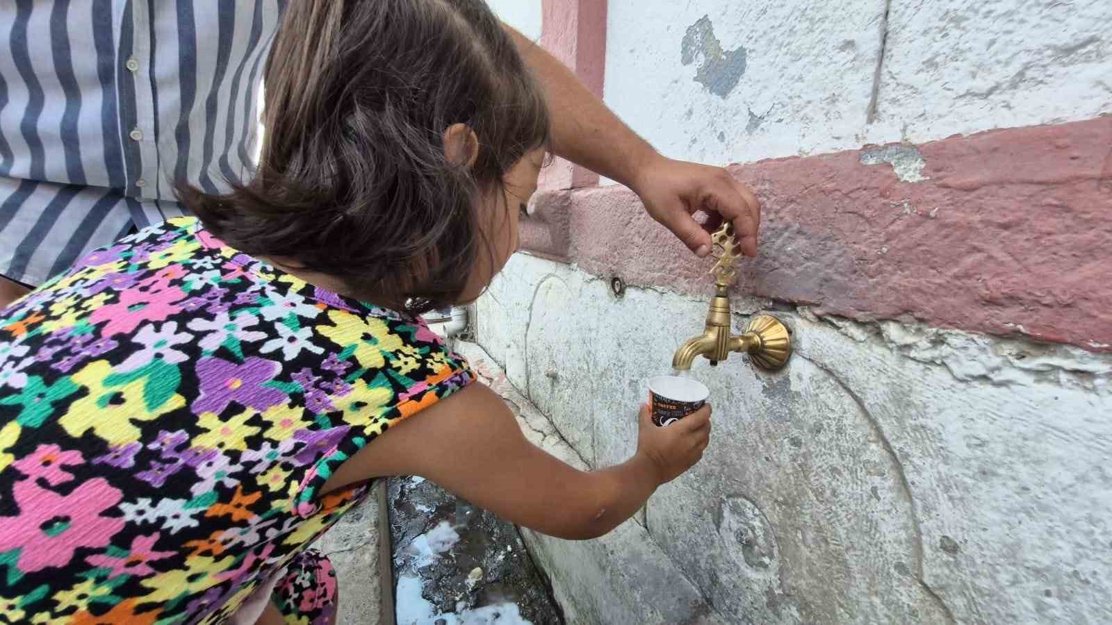 Köy meydanında çeşmeden ayran aktı
