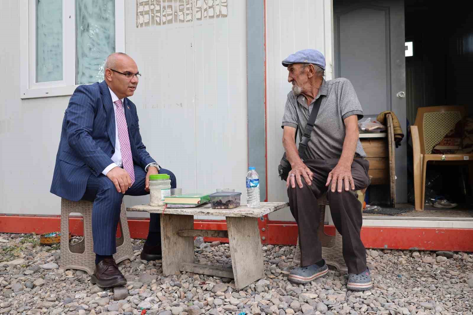 Sevdiğini 60 yıldır bekleyen &quot;Memiş Dayı&quot; Vali Koç’u duygulandırdı