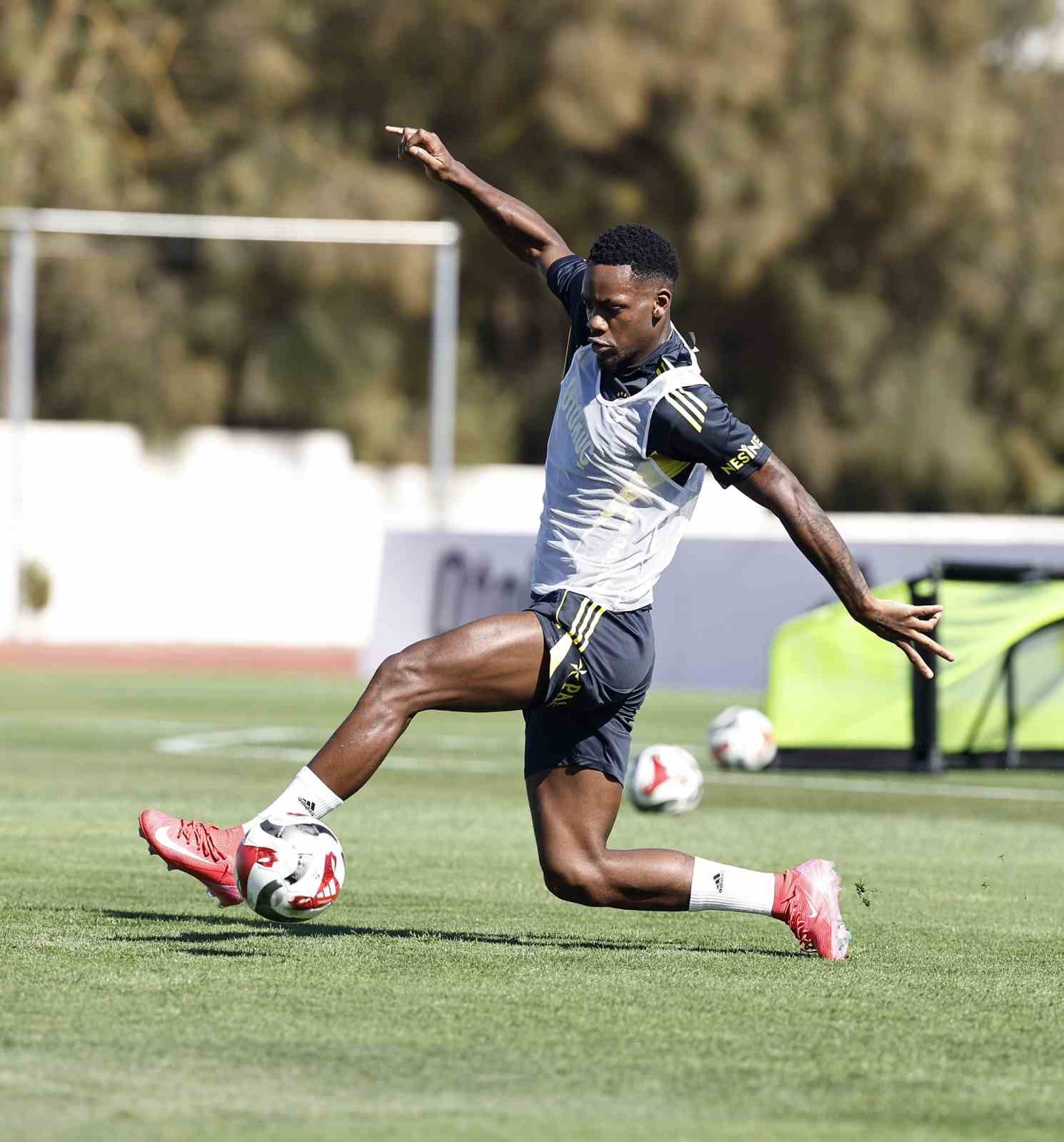 Fenerbahçe, yeni sezon hazırlıklarını sürdürdü