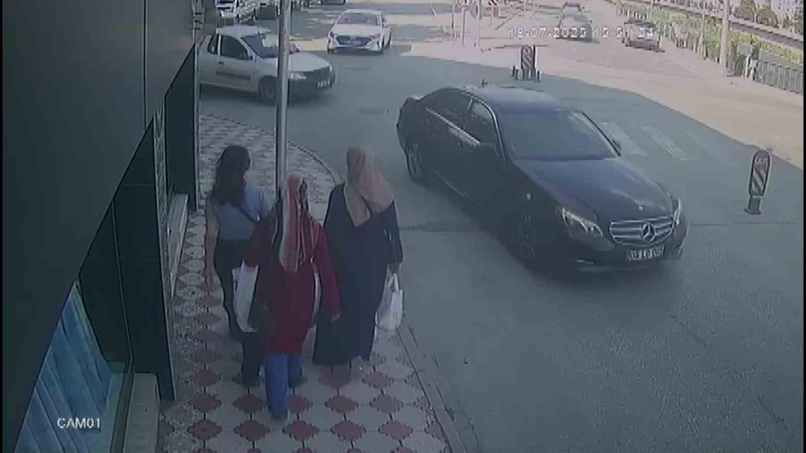 Amasya’da kaza yapan aracın vitrine çarptığı anlar kamerada
